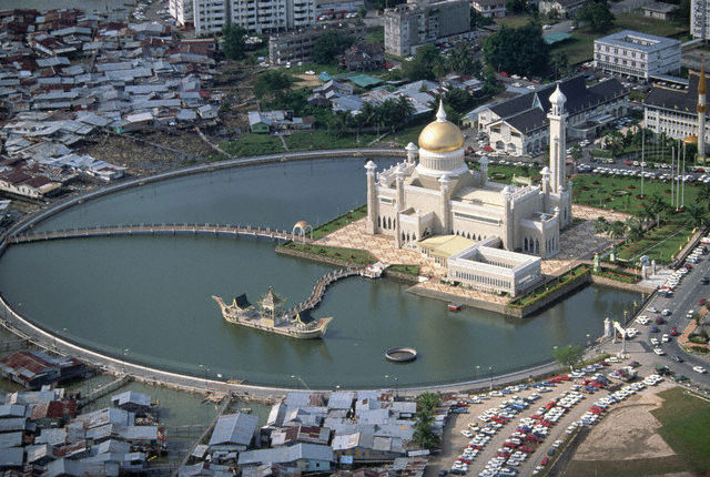 Omar Ali Saifuddin Mosque and Artificial Lagoon